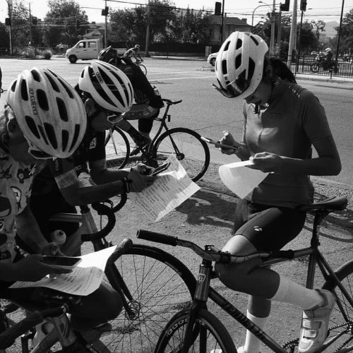 fixiegirls: Repost: • @pyowa.tzyu Las morras rifando en el alleycat día de trabajo.  .- Febrero 13, 