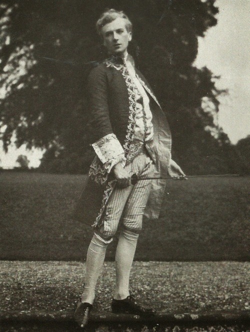 hjmarseille: Cecil Beaton dressed in 18th century attire, 1927.