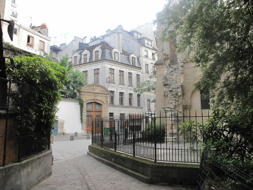 The rue Saint-Julien-le-Pauvre with the portal of the Hôtel Laffémas. On the right, the church Saint