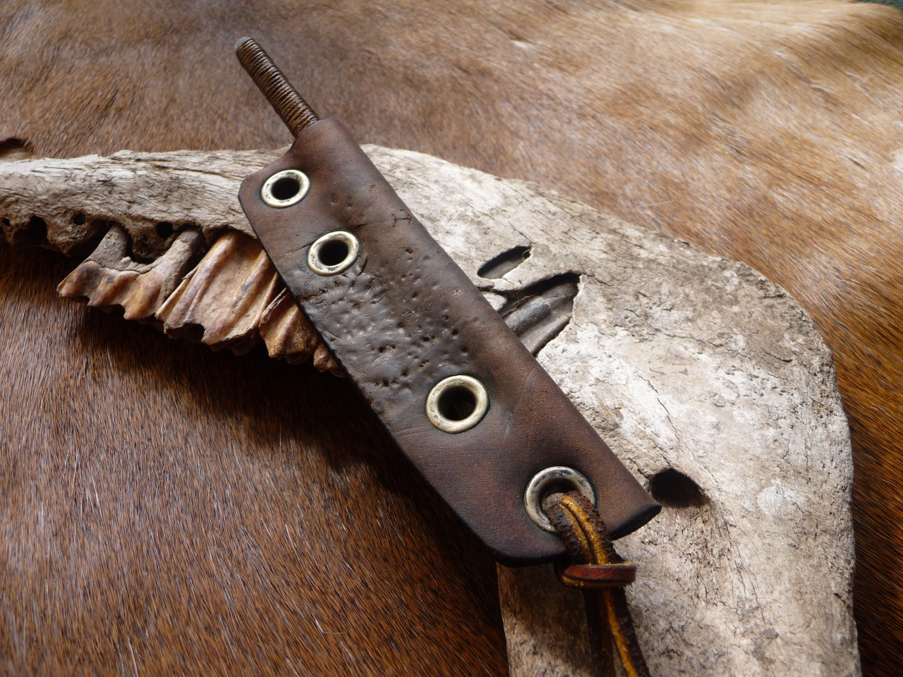 ru-titley-knives:  Armageddon rustic leather carry . This is the first of two sheaths