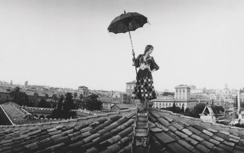 undr:Maurice Hogenboom. Talitha Getty on a Roman rooftop, wearing Lebanese dress, holding an umbrell