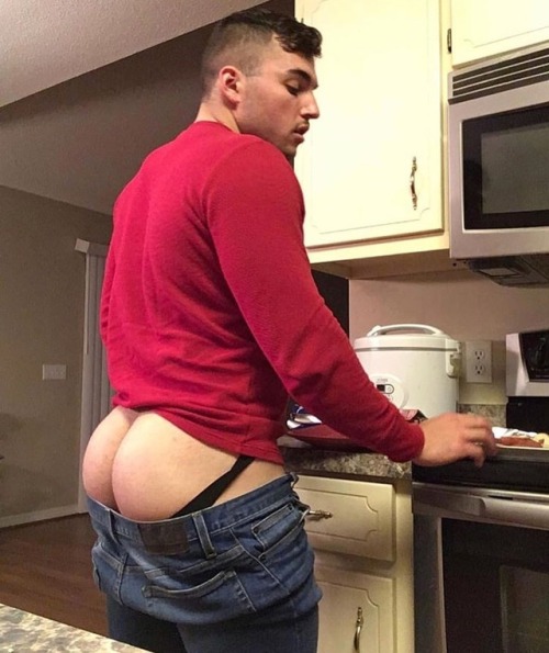 peachyblousez: How bitches should be cooking dinner for their m…SELF