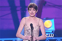 montyygreen:   18th Annual Critics’ Choice Awards || Anne Hathaway pointing out