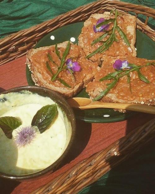 It’s a good morning! Today my breakfast: rye bread, aubergine, pansy flower, arugula, chives, 