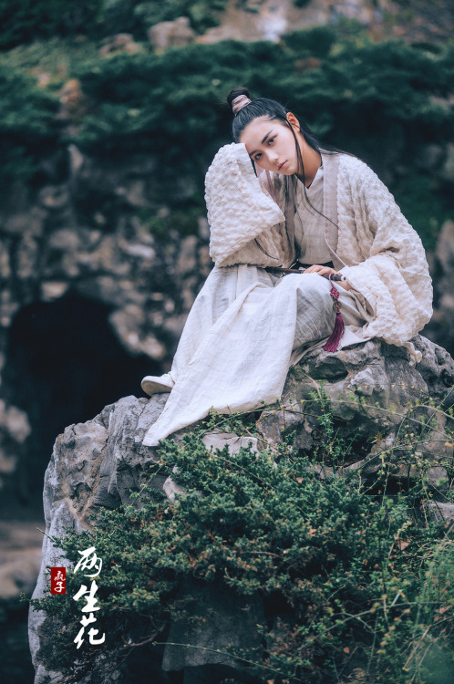 Artistic conception photography: 两生花, twin flowers. Traditional Chinese hanfu. Photo by 疯子