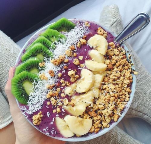 smoothiebowls:  Another stunning Acai smoothie bowl topped with desiccated coconut, banana, kiwi and