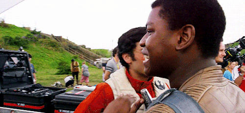 jonhsboyegas:Oscar Isaac & John Boyega Behid the Scenes of Star Wars: The Force Awakens