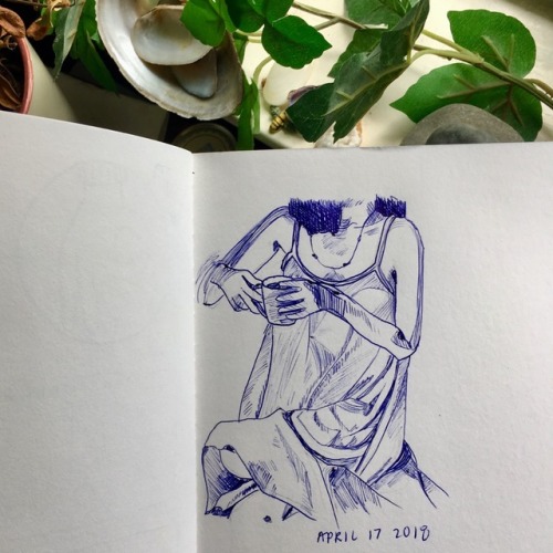 artandthoughtss:a girl sipppppin tea