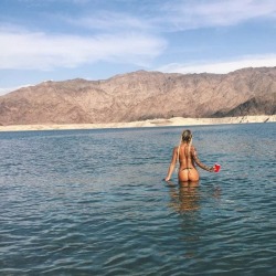 naturalswimmingspirit: jazzffire Whiskey sipping and Skinny dipping ☀ #wednesday #humpday #bumday#bumshot #naked #nature #birthdaysuit#skinnydipping #lakemead #boatparty#bestday #summer #drinking #instafit#instamood #girlswithtattoos #inked #tattoo#braids