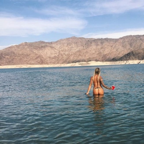 naturalswimmingspirit: jazzffire Whiskey sipping and Skinny dipping ☀ #wednesday #humpday #bumday#bumshot #naked #nature #birthdaysuit#skinnydipping #lakemead #boatparty#bestday #summer #drinking #instafit#instamood #girlswithtattoos #inked #tattoo#braids
