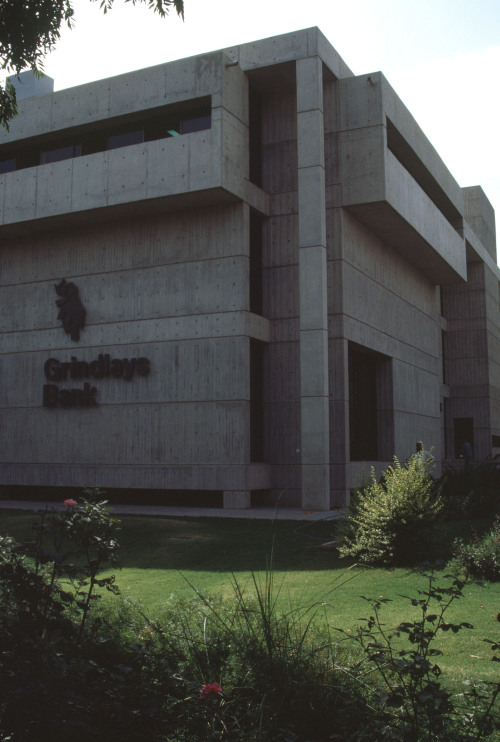 Grindlays Bank in Islamabad by Pakistani architect Anwar Said in 1984 (photographed in 1987 by Kazi 