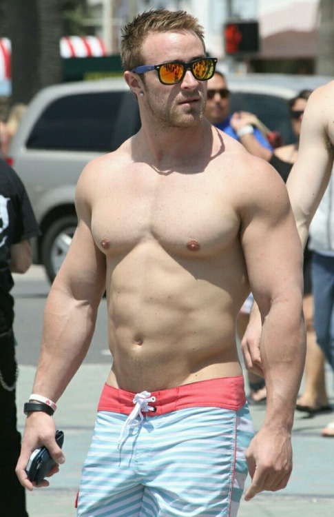 bearmuscleworship:  Subtle hair