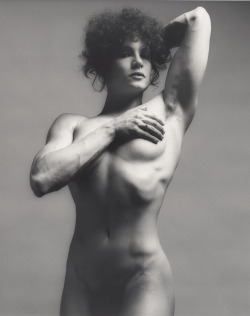 grupaok: Robert Mapplethorpe, Lisa Lyon, 1982 (Somehow came across the factoid that Frank Miller modeled his character Elektra, a Greek ninja assassin, on Lyon — weird.) 