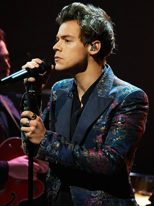 styleslookbook: Harry, for his show at the Massey Hall in Toronto, wore the same custom Gucci suit h