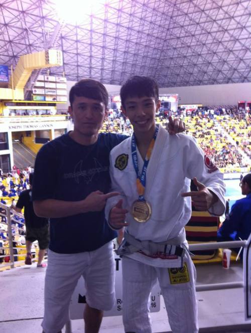 passby-sg:  hbst:  Singapore’s Amos Chua crowned Jiu Jitsu champion This cutie is only 15 years old and he already has a killer-bod!!! *drooling*   Passby-sg.tumblr.com