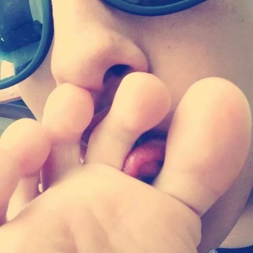 tazluvzfeet:  Close up toe sucking