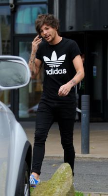 direct-news: Louis spotted leaving his hotel