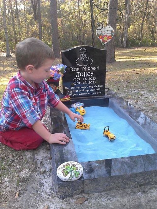 danthemedicman:heathers-rivera:Family added a sandbox to their baby’s grave so big brother could “pl