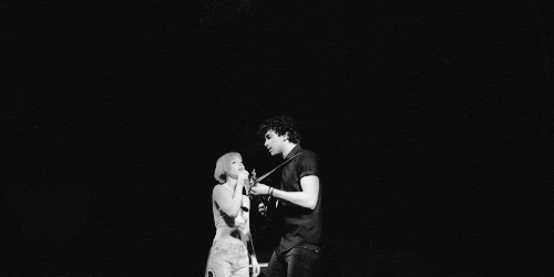 theparamores: I’m not bitter anymore, I’m syrupy sweet.