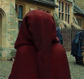 blackvisenya:Lina’s Green Dress and Red Cloak in The Spanish Princess