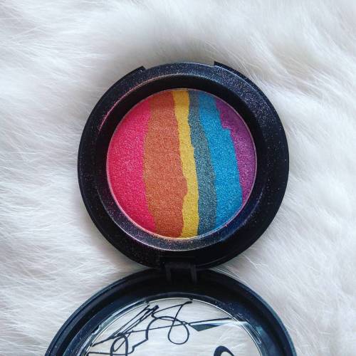 I got this baby! 🌈   Its a #dupe of #bitterlacebeauty ’s #rainbowhighlighter I used Meko’s belly as a base! 😁😁  #rainbow #makeup #highlighter #rainbowmakeup #cosmetics #makeuptrend #motd #colourfulmakeup