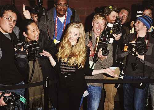  Amanda Seyfried poses with paparazzi     