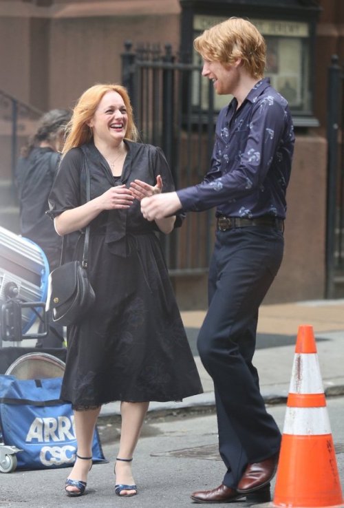 Domhnall and Elisabeth Moss bts of ‘The Kitchen’ in Manhattan (06/06/2018) (x) (weibo)