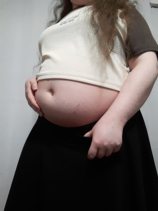 witchofgluttony:Does this new crop top make me look fat? 🤔😏
