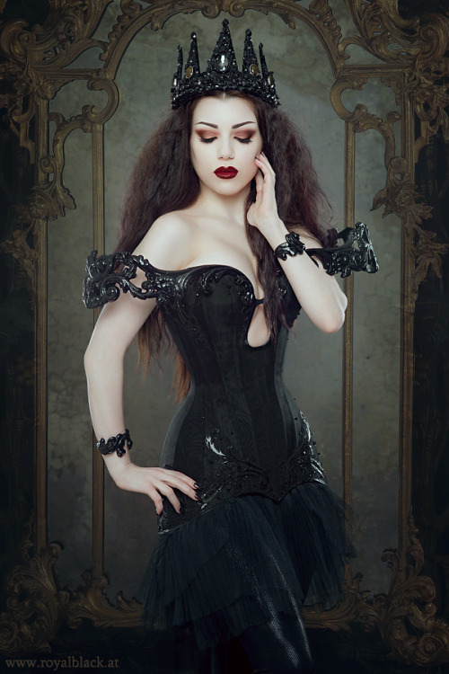 Model: Threnody In Velvet Corset dress: Royal Black Couture & Corsetry Crown: Creations by Liv F