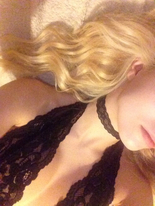 lilbratzx:  lingerie x choker