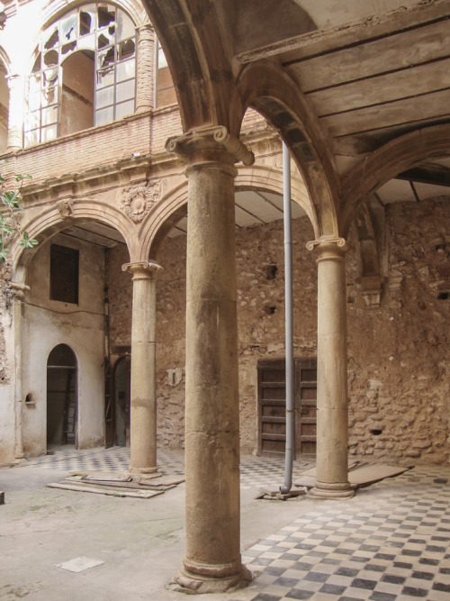 cjwho: Renewal of the Palau-Castell Renaissance Cloister in Betxí by El Fabricante de Espheras | via