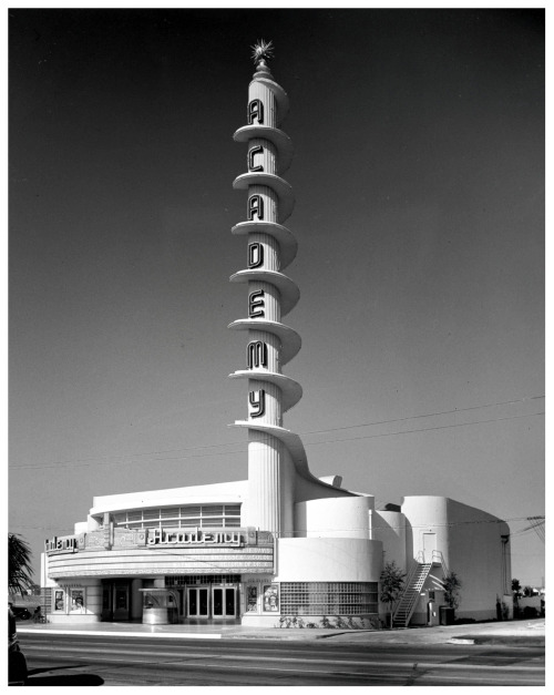 jeroenapers:  Academy Theatre Inglewood, Californië. Dit streamline ontwerp van architect S. Charles Lee   ziet er in zwart-wit beter uit dan in kleur. Ik betwijfel ook of het hedendaagse gebruik als godshuis het gebouw goed doet. 