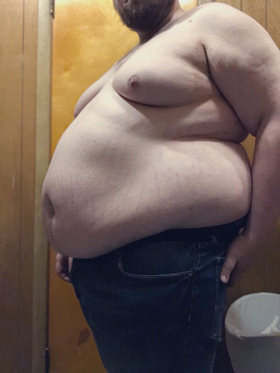 tymorrowland:  there’s just something so damn sexy about a big ole belly spilling