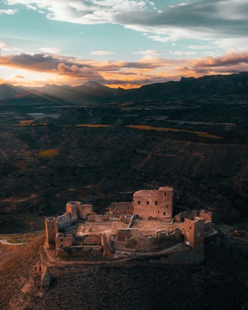 utwo:Castillo de Montearagón1000-year-old castle in Spain© Peter Yan