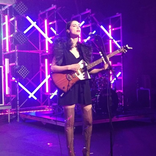 ifuckinglovestvincent:Annie last night @ Stella McCartney’s pre fall 18 show in L.A. (ft. Dave Grohl