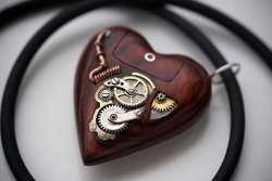 bearandraven:  thedoctors-steampowered-hunter:  sailaweigh:  32GB USB Heart Pendant by Artype   *grabby hands*  Yeah, waaantz  I want 