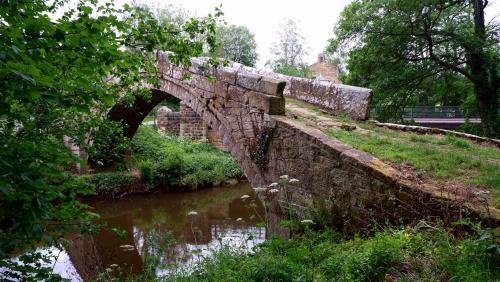 Beggar’s Bridge, Glaisdale, North Yorkshire, England.A Packhorse bridge built 1619 by Thomas Ferris 