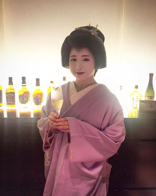 Geiko Umehina wearing a lavender kimono at Umeno bar(SOURCE)