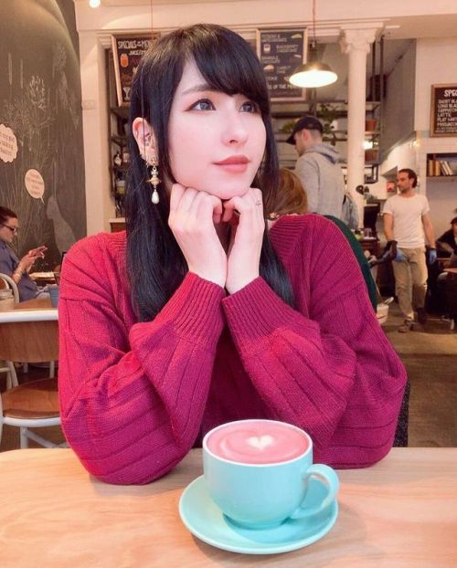 「 空想 」 #peckbxl #beetrootlatte #prettydrink #prettyfood #cutegirl #daydreaming #brussels #whatvegans