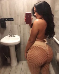 mirrored–reflections:  Dat azz