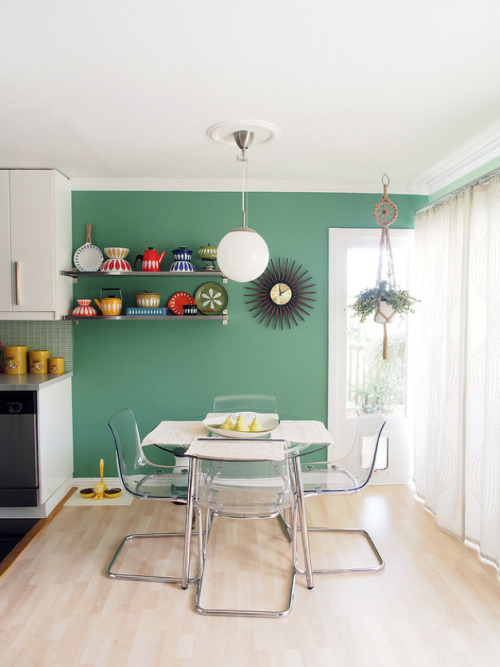 midcenturymodernfreak:  Sweet Bay Area Apartment Viviana Agostinho shares this fun and colorful 950 sq. ft. apartment with her husband and two kitties in Mountain View, CA. - Via: 1 | 2 