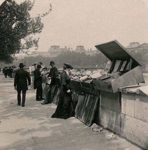 unefemmediscrete:    Bouquinistes sur les Quais , Paris vers 1900 . Via [ X ]   That guy is totally checking out her ankles