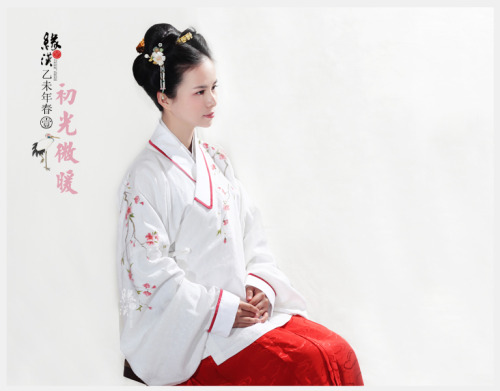 产品描述【款式及套件说明】明制襦裙手绘交领上衣、马面裙【材质选用】提花棉；提花绸，织锦缎【特别说明】手绘上衣，单品价320元；马面裙，单品价510元；上衣+马面裙2件套，优惠价800元。产品展示上衣质