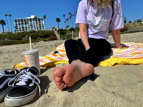  POV: you’re at the beach cutting class with your friend and she kicks off her vans, revealing her s