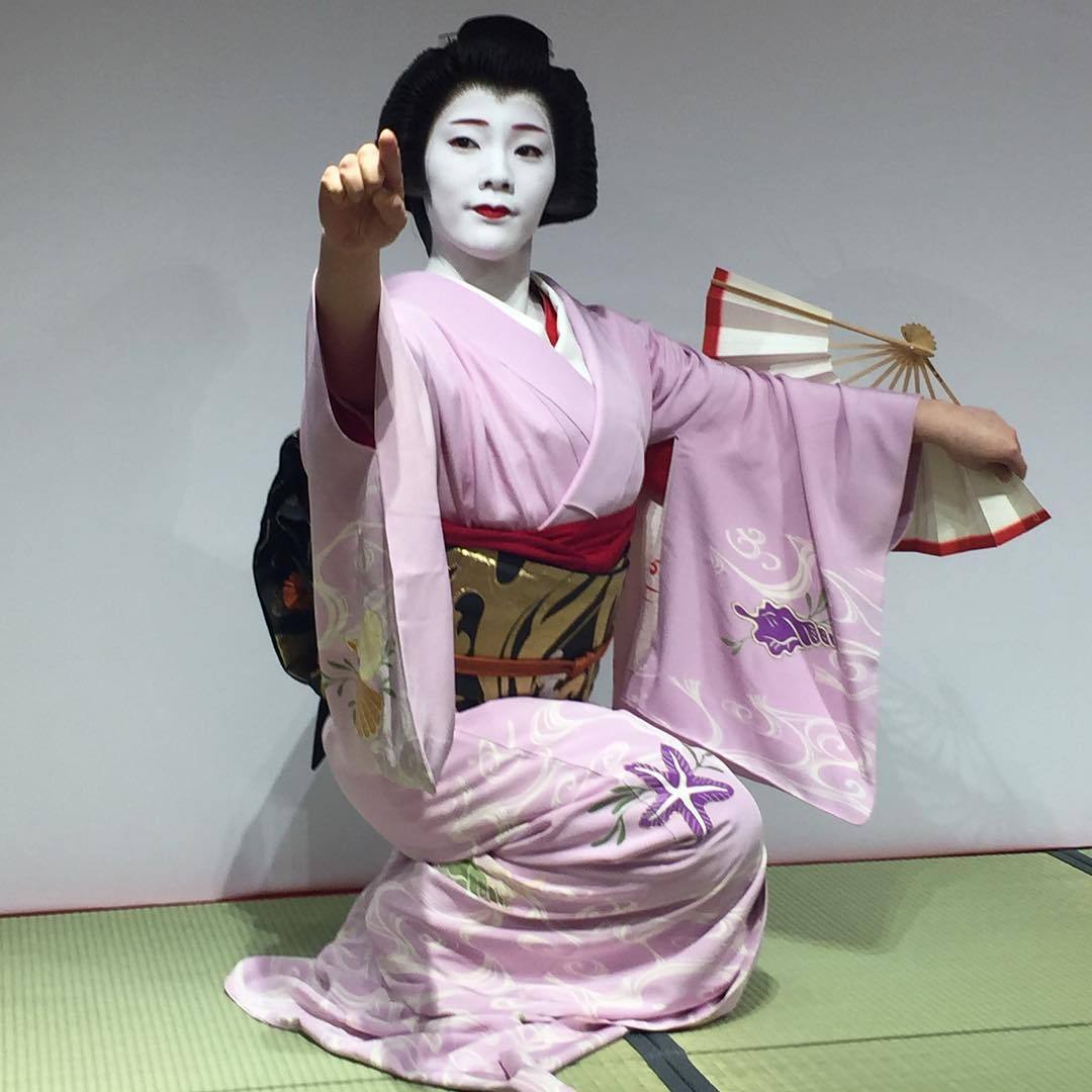 geisha-kai:  February 2017: geiko Hisasuzu dancing with a folding fan by   medusa_muse on