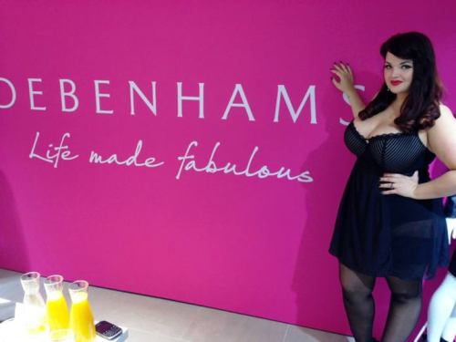 killerkurves: fullerfigurefullerbust: Yesterday I walked down Oxford street with some lingerie model