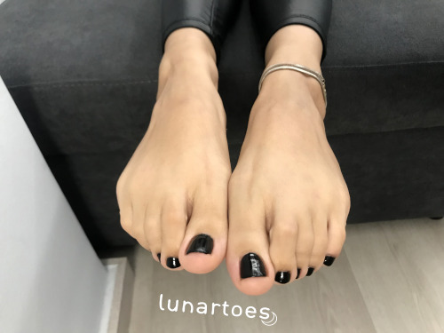 moonstonefeet: lunartoes:Pointing them for you… (DM me for orders) Stunning toes by @lun