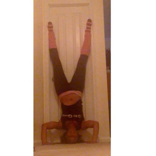 One of those nights lol #headstand#poledancer#icantkeepstill#vibingtomusic#mysoul#myheart#athletic#f