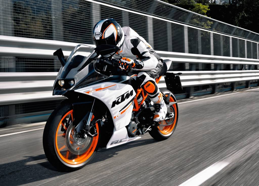 bikesbrewsandbabes:  soulsteer:  2014 KTM RC390  a sportier version of the 390 duke?