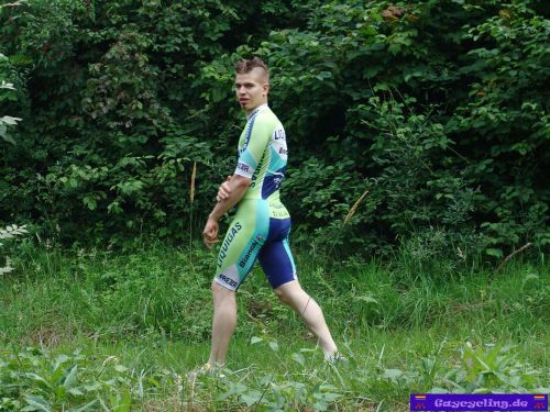 bulgemaster2:  Gaycycling_Attila21_PleasureCruise-PurientBody